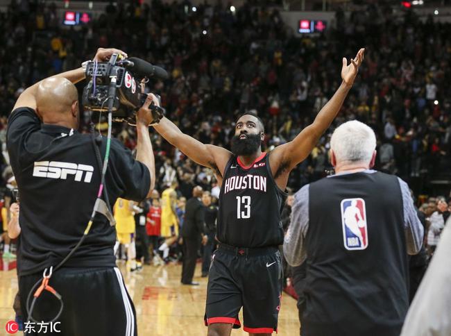 感受土超的气氛，埃德森在伊斯坦布尔德比中遭球迷投掷塑料杯