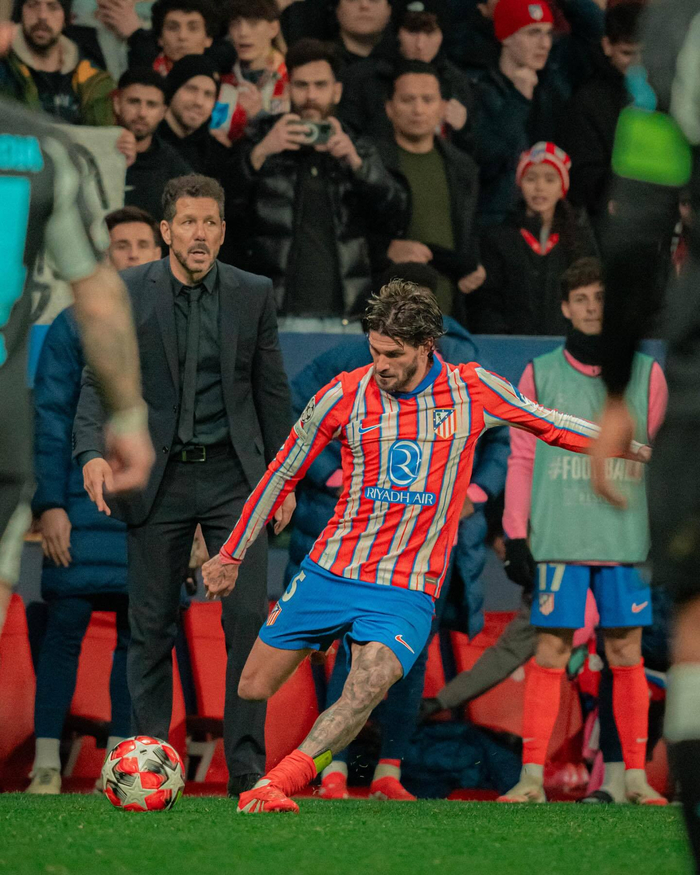 40岁压哨绝杀！詹姆斯闷声做大事，还公开辟谣！