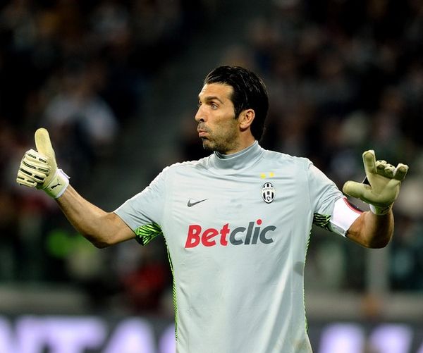 篮球湖人球员赛后接受媒体采访